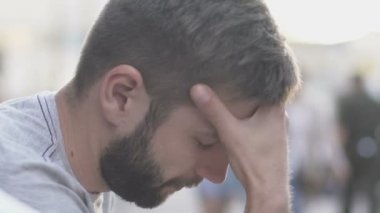 Sokak, Genç bir erkek kötü haber, şok içinde oturan bunalmış adam uyuşuk