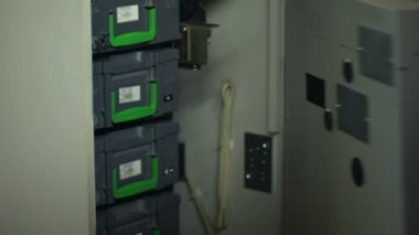 ATM güvenli açma, dolar, bir demet nakit-nakil alarak Banka çalışanlarının