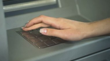 Banka hesabına bak ve Atm den para çekmek için PIN numarasını girerek kadın