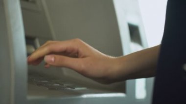 Meşgul kadın kolay bankacılık dengesini kontrol etmek kredi kartı atm ekleme