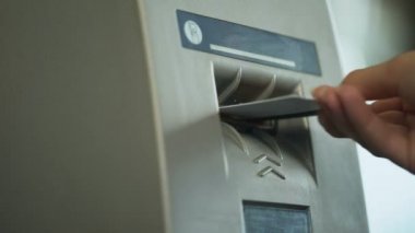 Kredi kartı ve kimlik, güvenlik sonra dönen atm okuyucu