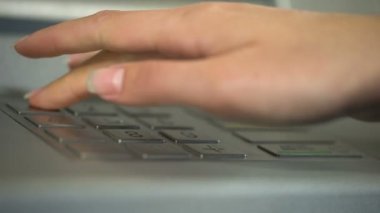 ATM kullanarak, benzersiz kişisel kod ekleyerek ve tuşuna basarak el girmek düğme