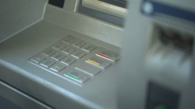 Adam onun PIN kodu eklerken otomatik vezne makinesi klavye gizleme