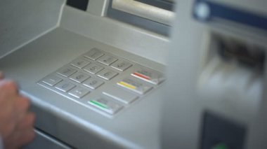 İşadamı Atm, bankacılık hizmetleri, finans klavyede onun PIN kodunu girme