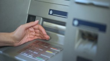 Bayan gizleme klavye onun PIN kodu ekleme sırasında otomatik vezne makinesi