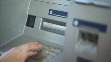 Doğru düğmeye basarak ve Atm Bankacılığı, onun PIN kodu ekleme kadın