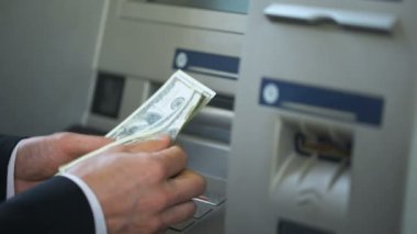 Dolar--dan Atm geri sayma, cüzdan, 24 saat hizmet para koyarak adam