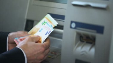 Euro Atm üzerinden geri sayma, cüzdan, kolaylık para koyarak adam