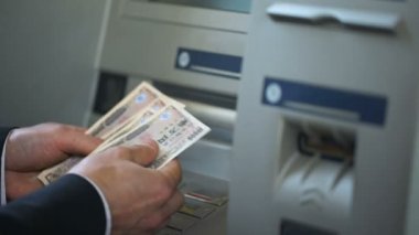 Japon yeni Atm üzerinden geri sayma, cüzdan, turizm para koyarak adam