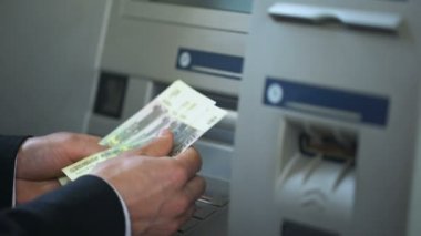 Dostum Rus ruble Atm, cüzdan, para koyarak geri sayım gezisi