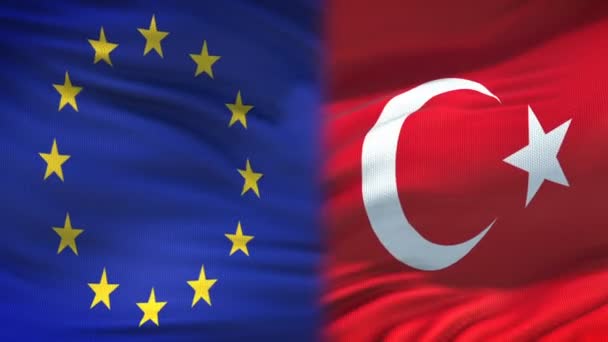 Европейский союз и Турция рукопожатия, международная дружба, флаг фон — стоковое видео