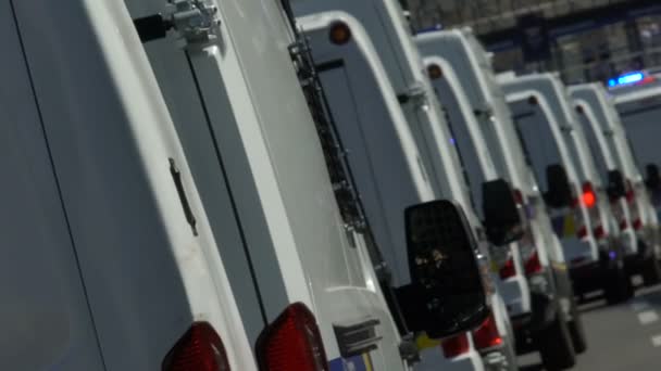 Convoy de coches de policía que llegan a destino, guardia de orden público en la ciudad — Vídeo de stock