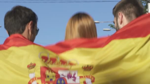 Alegres amigos españoles saltando activamente apoyando a la selección nacional, slow-mo — Vídeos de Stock