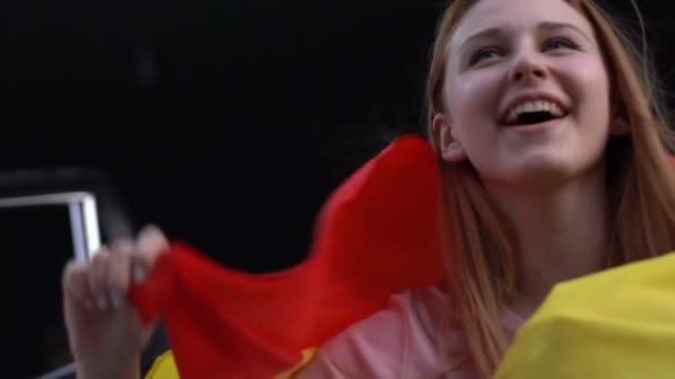 Vidám lány támogatja a spanyol labdarúgó-válogatott zászló győzelmet ünneplő csók — Stock videók