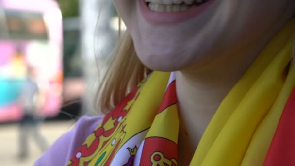 Fan femenina del equipo deportivo español sonriendo feliz, victoria en la competición de fútbol — Vídeo de stock