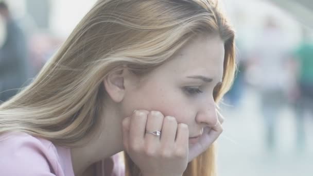 Rüzgar saçlı üzgün kız yalnız oturma sokak, ayrılık depresyon üzerinde oynama — Stok video