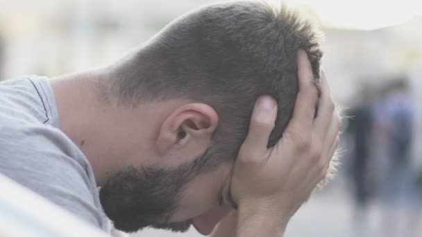 Man die betrekking hebben op zijn gezicht met handen, stressvolle leven op het ritme van de grote stad, slow-mo — Stockvideo