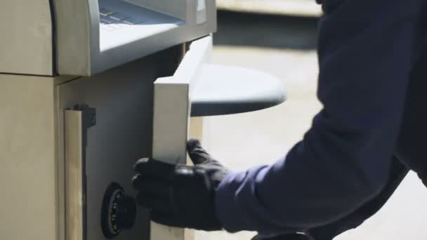 Vigilante de seguridad comprobando la seguridad del cajero automático servicio de efectivo en tránsito — Vídeos de Stock