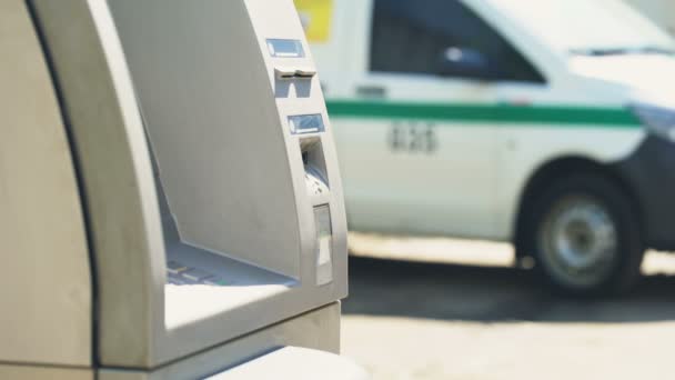 Wartungspersonal öffnet Geldautomaten zur Reparatur von Pannen, technische Unterstützung für Banken — Stockvideo