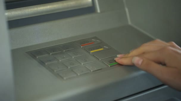 Atacante roubando ladys código pessoal, removendo impressões digitais do teclado ATM — Vídeo de Stock