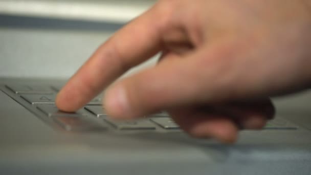 ATM kullanarak, benzersiz kişisel kod ekleyerek ve tuşuna basarak erkek el girmek düğme — Stok video