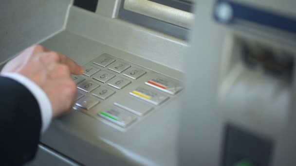 Man memasukkan kode pin, membuat kesalahan dan menekan tombol koreksi di ATM — Stok Video