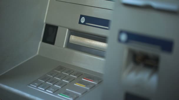 Человек в костюме заканчивает банковскую транзакцию, нажимая отменить, чтобы удалить карту — стоковое видео