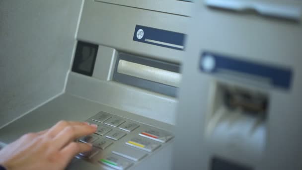 Bankkundin kontrolliert Kontostand am Geldautomaten und nimmt ihre Karte zurück — Stockvideo