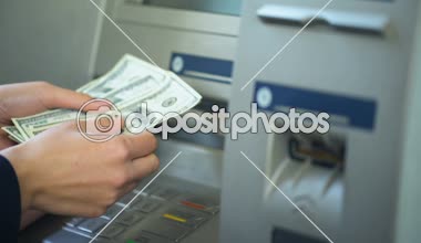 Kolay bankacılık dolar--dan Atm geri sayma, çantanızda, para koyarak Bayan