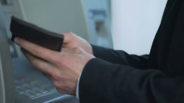 Erkek nakit çekme ve hesap bakiye raporu almak için Atm kartı takma