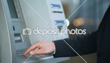 İstemci girerek PIN kodu Atm ve Rus ruble, bankacılık hizmetleri alma
