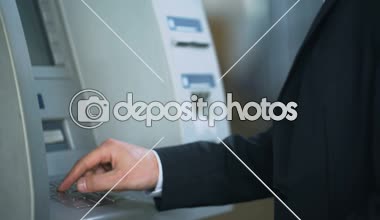 Yazarak PIN kodu banka hesabından dolar çekmek için Atm klavyesinde dostum