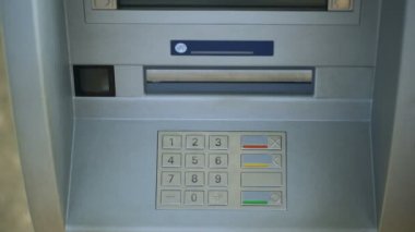 Atm klavye üzerinde PIN numarası girmeye adam hareket üstten görünüm, para bankacılık