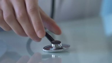 Doktor hasta nabzını stetoskop, kan basıncı, sağlık ile kontrol