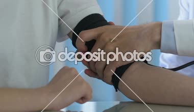 Tansiyon ölçme çocuk stetoskop ile taslak Check-up tıbbi bakım doktor