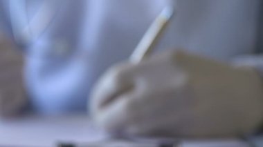 Aşı ampül masanın üzerine koyarak, ilaç, virüs salgını reçete Doktor