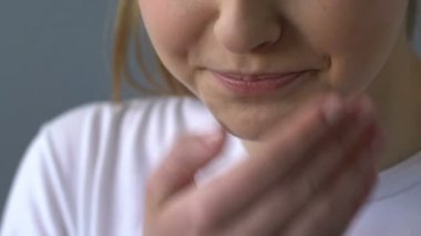 Tıp uzmanı muayene kız boğazından dil depressor, soğuk virüs, öksürük