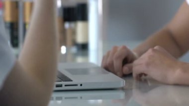 Eczaneden satın alabilirsiniz, kasiyer için dolar vererek müşteri hizmet ödeme kadın