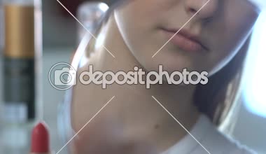 Aynaya bakıyorum ve gülümseyerek, tarihi için hazırlanıyor ruj uygulayarak genç bayan