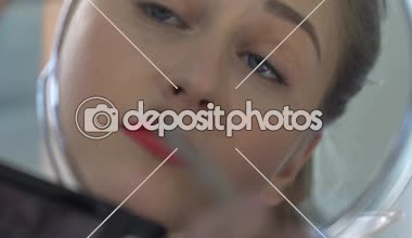 Gülümseyen okul kız uygulanan göz farı ayna ev, güzellik blogger önünde