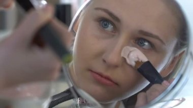 Ayna, Genç kozmetik ürünleri önünde kadın uygulanan yüz aljinat maskesi