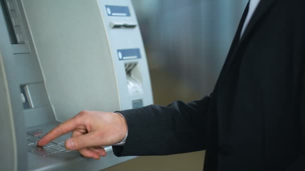 Klienten irriterad på Atm arbete, kort fick fastnat i maskin, banking systemfel — Stockvideo