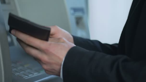 Cartão de inserção masculino no ATM para retirar dinheiro e receber relatório de saldo da conta — Vídeo de Stock