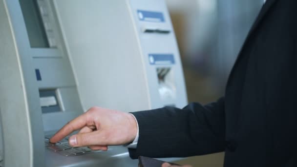 Uomo inserendo il codice pin sulla tastiera ATM e ricevendo euro, servizio 24 ore — Video Stock