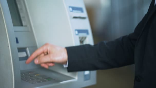 Manos masculinas introduciendo el código pin en el teclado ATM, retirando dinero de la cuenta — Vídeo de stock