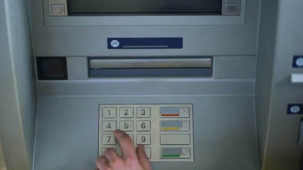 Mano maschile inserendo il codice pin sul bancomat e prelevando denaro in euro in contanti, vista dall'alto — Video Stock