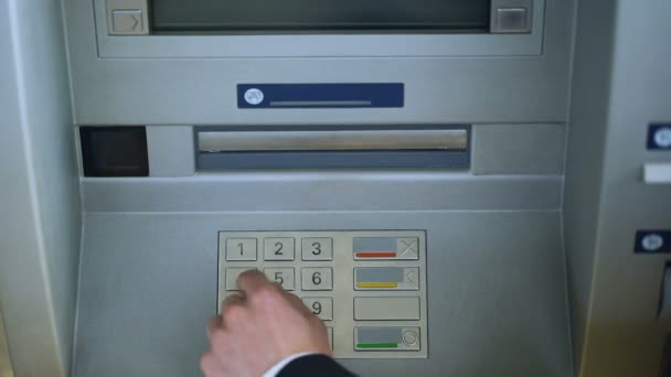 Клиент, осуществляющий банковскую транзакцию, снимающий российские рубли наличными — стоковое видео