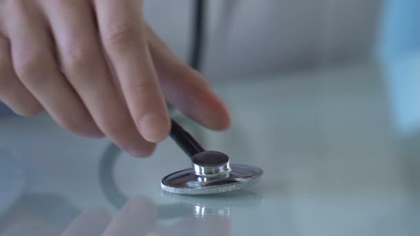 Arzt überprüft Puls des Patienten mit Stethoskop, Blutdruck, Gesundheitsfürsorge — Stockvideo