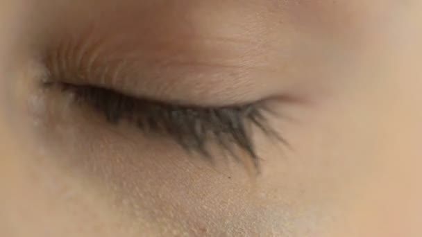 Chorando olho de mulher de perto, quebrar lágrimas, expressão tristeza problema, dor — Vídeo de Stock