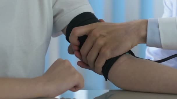 Tansiyon ölçme çocuk stetoskop ile taslak Check-up tıbbi bakım doktor — Stok video